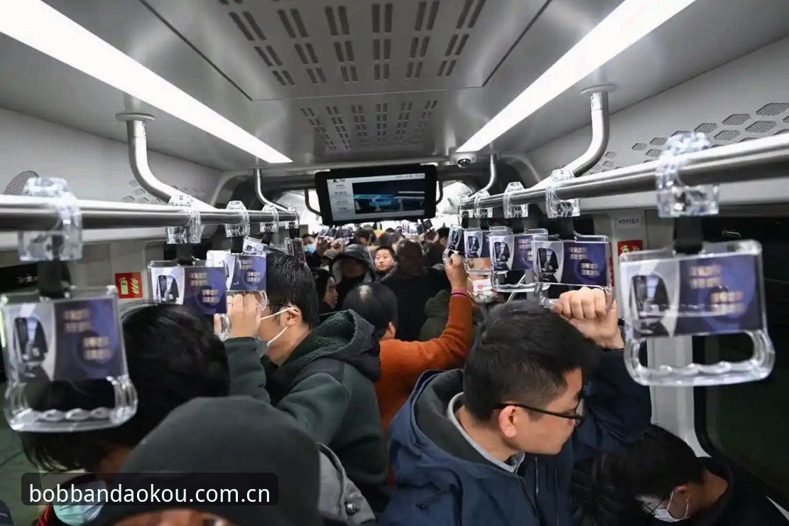 老周在通勤地铁上打开手机，他并不是要刷短视频，而是习惯性地切到半岛入口BOB官网的赛程收藏夹。上周他把意甲、德甲和欧协联的几场关键战勾选成了"关注"，这会儿系统推了一条积分榜变动提醒：他盯了三天的那支保级队，在客场补时阶段打进一球，排名从倒数第二跳到倒数第四。他跟我说，这种感觉有点像在菜市场盯着一筐游水活鱼，突然有一条跳起来，你立刻知道今天的行情要变了。老周说的"行情"，其实就是半岛入口积分榜推送背后的数据逻辑——它不是简单地给你一个排名列表，而是把赛程、实时比分、历史交锋和赔率变化揉在一起，按时间线给你递到眼前。